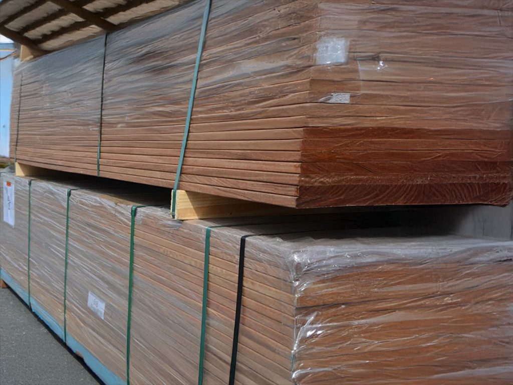 Stockage de lames de terrasse chez JB Négoce Bois