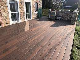 Terrasse en bois Ipé sur le bord d'une maison en pierre