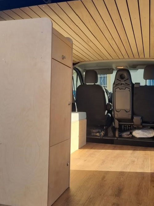 Aménagement d'un habillage bois de l'intérieur d'une fourgonnette-1ière partie