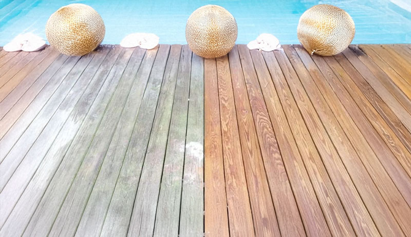 Un entourage de piscine de terrasse bois qui montre une partie dégrisée et une partie sale