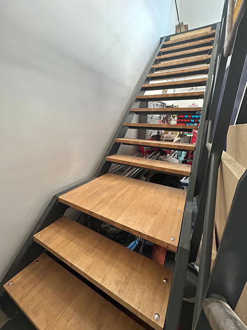 Réalisation d'un escalier en bois lamellé collé