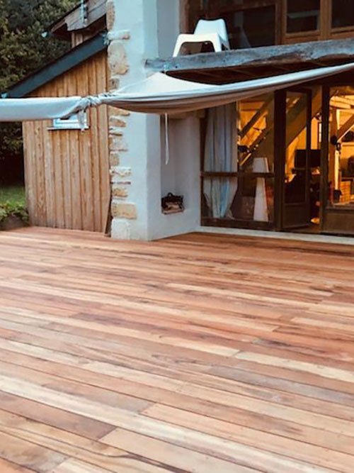 Terrasse en bois exotique de type Muiracatiara en sortie de salon d'une habitation