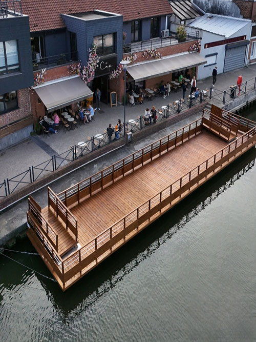 Terrasse flottante en bois exotique sur un quai en appoint pour un restaurant