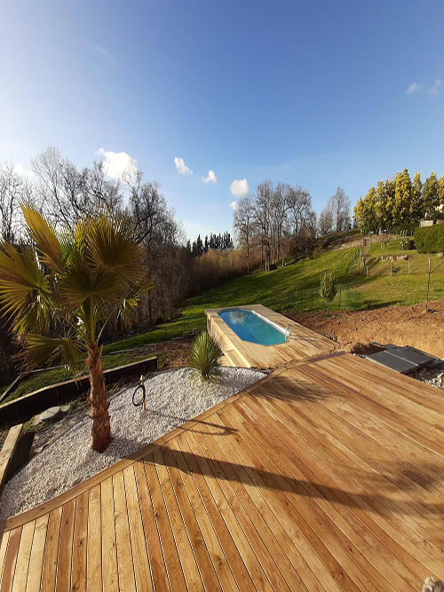 Réalisation d'une terrasse et un entourage de piscine en bois pin sylvestre sur habitation dans les coteaux