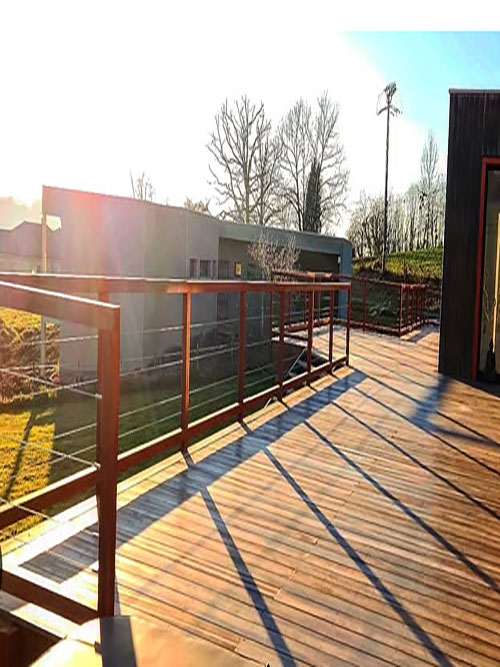Terrasse autour d'une maison en bois exotique