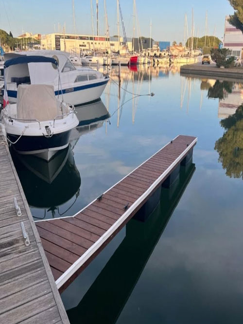Plateforme de quai de bateau réalisée en bois exotique