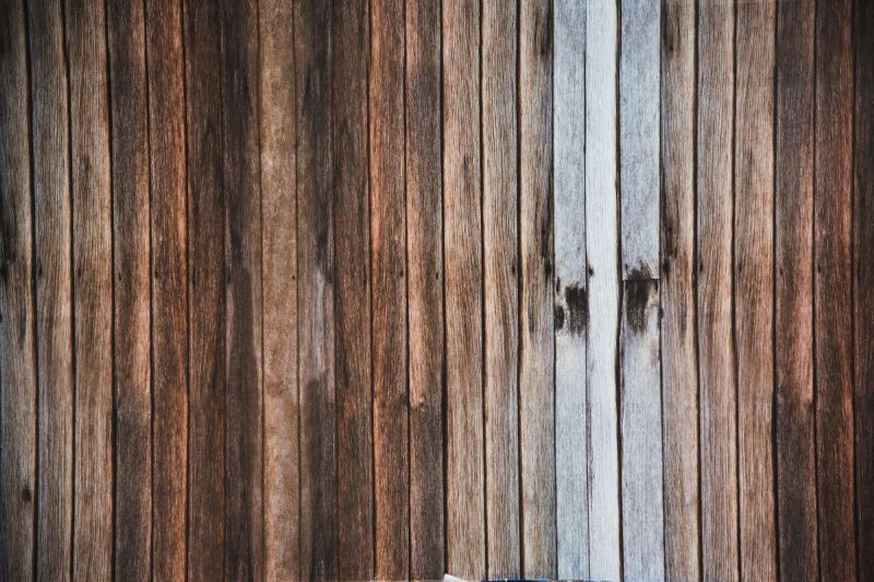 Bardage bois vertical foncé