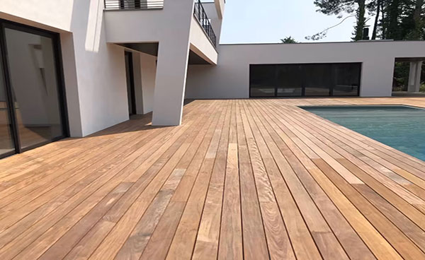 Terrasse autour d'une piscine et une maison moderne d'architecte