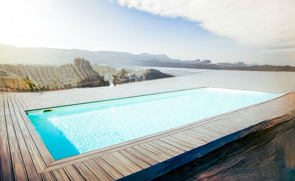 Entourage bois exotique d'une piscine sur paysage mer et montagne et ciel bleu