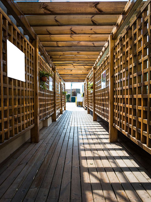 Pergola panoramique sur chemin de bois exotique