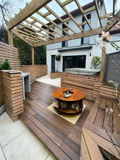 Réalisation d'un aménagement extérieur en bois exotique