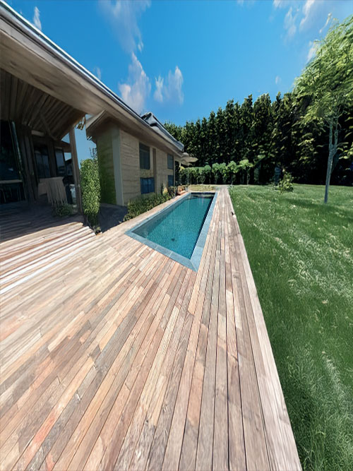 Realisation entourage de piscine en bois exotique