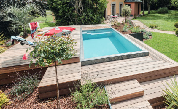 Realisation d'un entourage de piscine sur jardin exotique